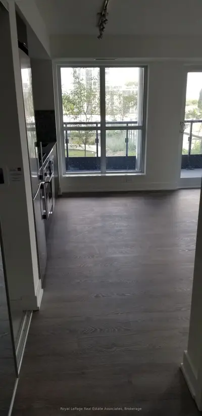9 Mabelle Avenue 324, Toronto, On M9a 0e1