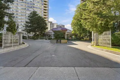 1320 Islington Avenue 1009, Toronto, On M9a 5c6