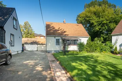 15 Kemp Square, Toronto, On M6m 2v5