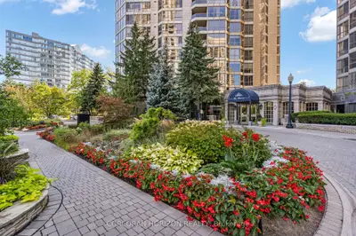 55 Kingsbridge Garden Circle 1604, Mississauga, On L5r 1y1