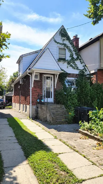 37 Deforest Road, Toronto, On M6s 1j1