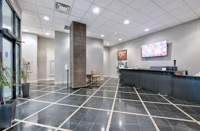 2737 keele Street 213, Toronto W05, ON M3M 2E9