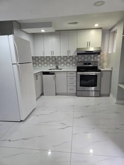 18 Markham Street, Brampton, On L6s 2x7