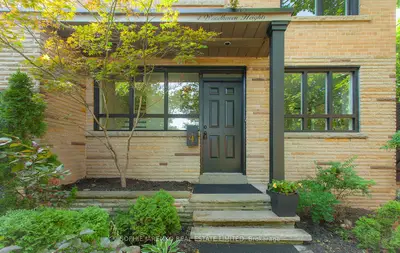 4 Woodhaven Heights, Toronto, On M8x 1v2