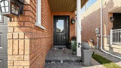 3433 Sunlight Street, Mississauga, On L5m 7m8