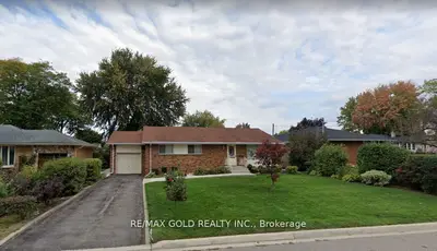 18 Suburban Drive, Mississauga, On L5n 1g5