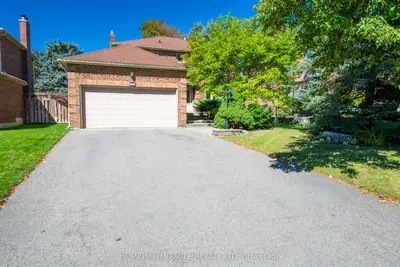 9 Iris Crescent, Brampton, On L6z 3h8