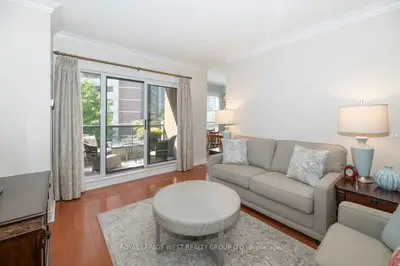 1 Lomond Drive 302, Toronto, On M8x 2z3