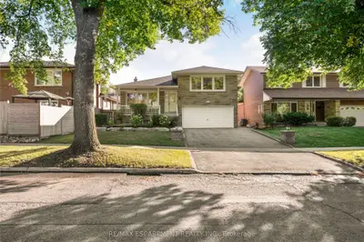 7 Watling Street, Toronto, On M9p 3e8