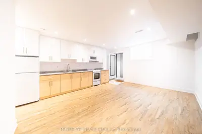 49 B East Drive Lower, Toronto, On M6n 2n8