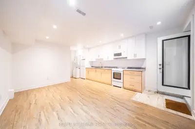49 B East Drive Lower, Toronto, On M6n 2n8