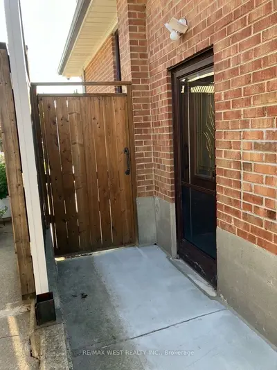 23 SELLMAR Road, Toronto W09, ON M9P 3E4