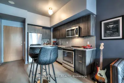 30 Shore Breeze Drive 540, Toronto, On M8v 0j1