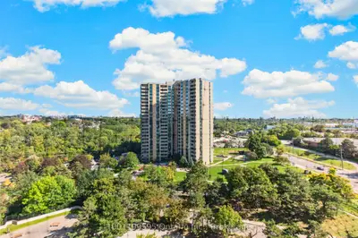 10 Martha Eaton Way 1211, Toronto, On M6m 5b3