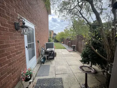 1 Tralee (lower) Street, Brampton, On L6z 2x4