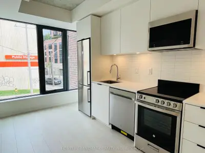 1 Vine Avenue 2 Floor, Toronto, On M6p 0c8