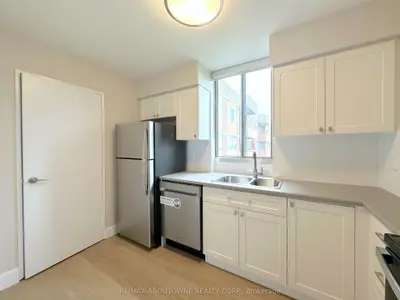 165 La Rose Avenue 1101, Toronto, On M9p 3s9