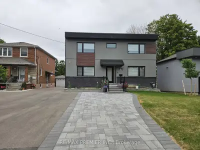 11 Edison Circle, Toronto, On M6l 2l3