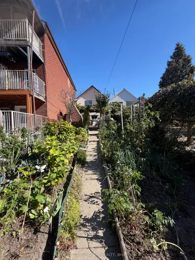 40 Avon Avenue, Toronto, On M6n 3w7