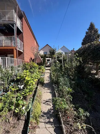 40 Avon Avenue, Toronto, On M6n 3w7