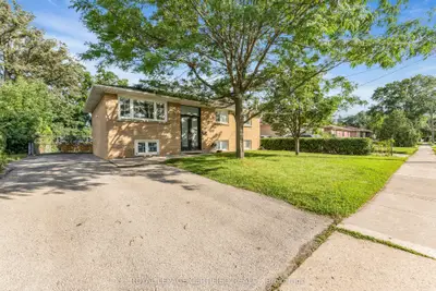 586 Pinegrove Road Main, Oakville, On L6k 2c6