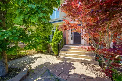3885 Eglinton Avenue, Mississauga, On L5m 7z7