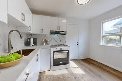 102 Bowie Avenue Main, Toronto, On M6e 2p7