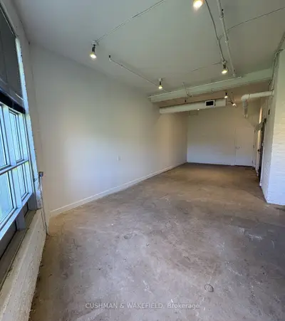 18 Hook Avenue 104, Toronto, On M6p 1t4