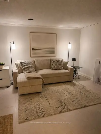 17 Longfield Road Lower, Toronto, On M9b 3e8