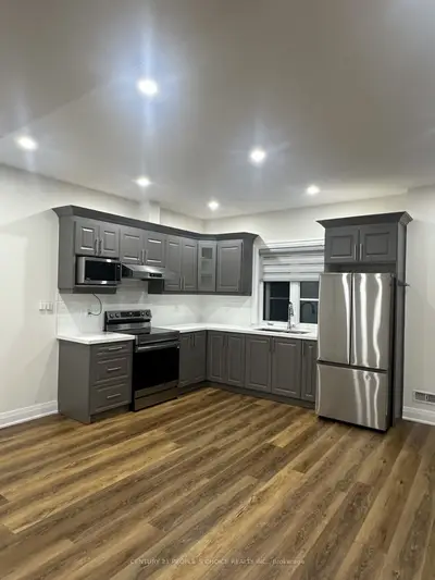 126 Degrey Drive, Brampton, On L6p 4l7
