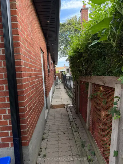 19 Bolger Place Bsmt, Toronto, On M9w 4r6