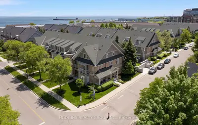 136 St Lawrence Drive 42, Mississauga, On L5g 4v1