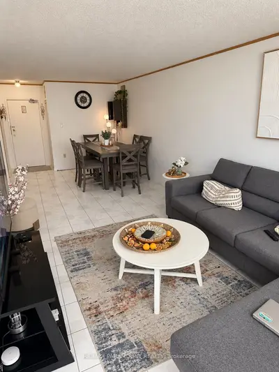 390 Dixon Road 1813, Toronto, On M9r 1t4