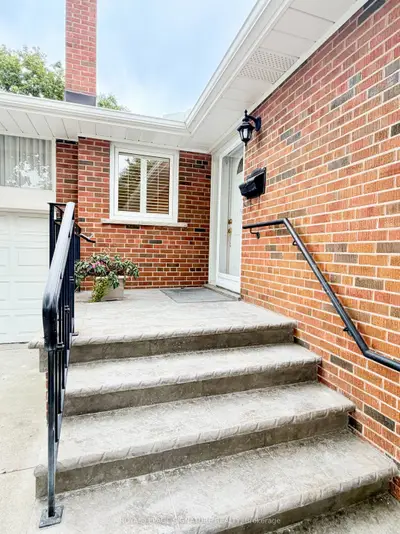 3 Avery Avenue Main, Toronto, On M9c 1k1