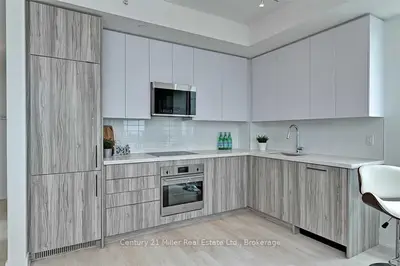 297 Oak Walk Drive 2204, Oakville, On L6h 6z3