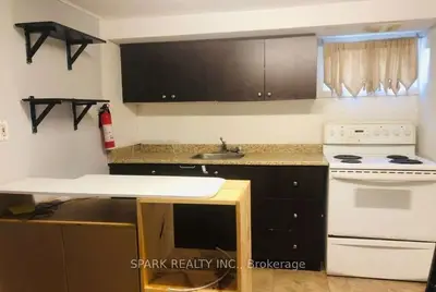 27 Erlesmere Avenue, Brampton, On L6w 2t4