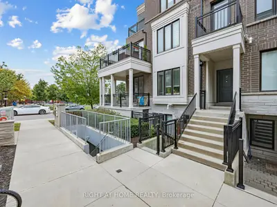 70 Eastwood Park Gardens 17, Toronto, On M8w 0b2