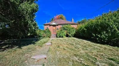 11 Pine Avenue N, Mississauga, On L5h 2p7
