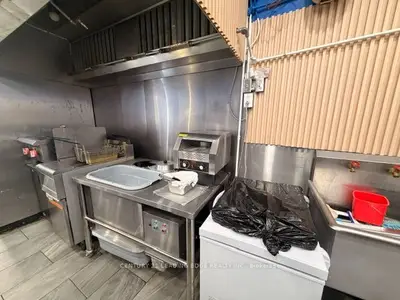 1986 Bloor Street W, Toronto, On M6p 3k9