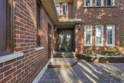 22 Butlers Court, Brampton, On L6y 3t7