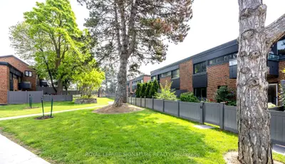 51 Broadfield Drive 44, Toronto, On M9c 5p2