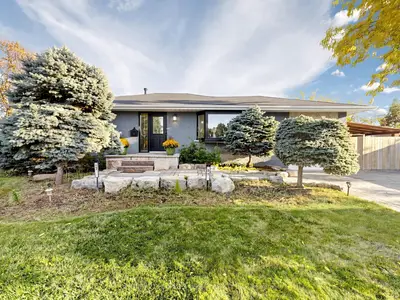 27 Matlock Avenue, Mississauga, On L5n 2p7
