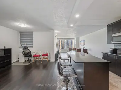 10 Martha Eaton Way 1811, Toronto, On M6m 5b3