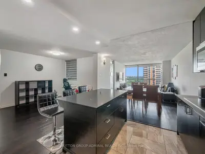 10 Martha Eaton Way 1811, Toronto, On M6m 5b3