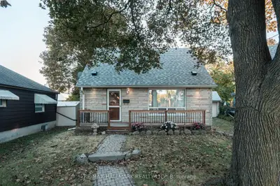 28 Finsbury Crescent, Toronto, On M8w 2h7