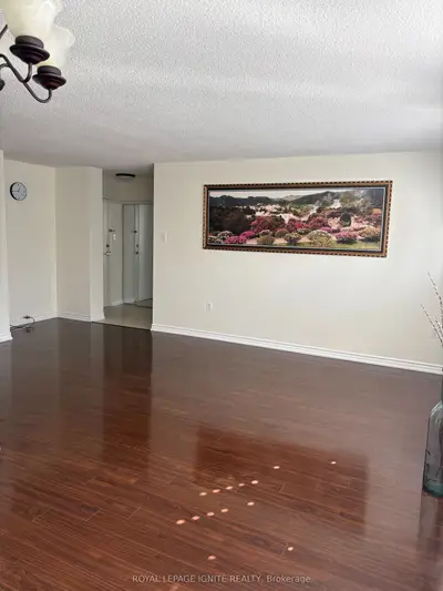 3590 Kaneff Crescent 1105, Mississauga, On L5a 3x3