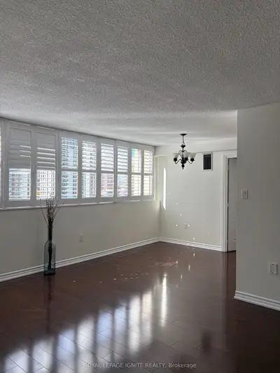 3590 Kaneff Crescent 1105, Mississauga, On L5a 3x3