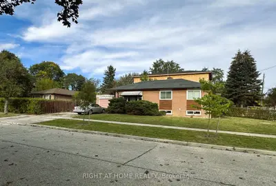 19 Upminster Crescent, Toronto, On M9b 5w1