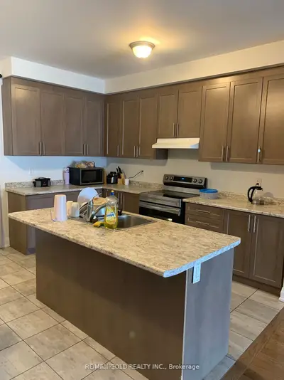 35 Dalbeattie Drive, Brampton, On L6y 6h7