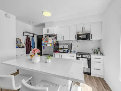 148 Glenlake Avenue 9, Toronto, On M6p 1e7